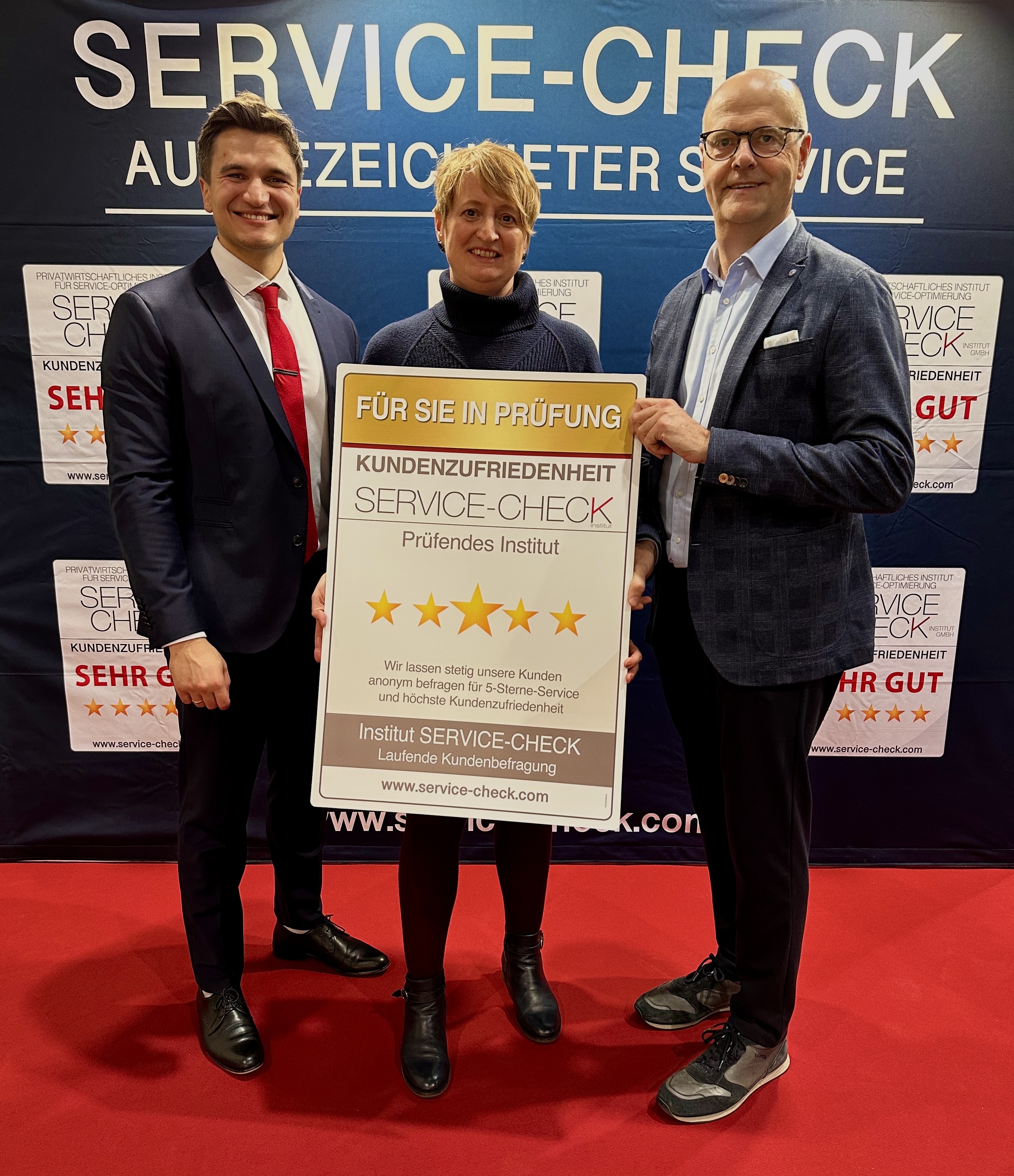 Möbel König erhält SERVICE-Urkunde für besonders hohe Kundenzufriedenheit (Personen von l.n.r.: Pablo C. Gräfrath - Institut SERVICE-CHECK, Kathrin König - Möbel König, Rüdiger Clemens - Möbel König)