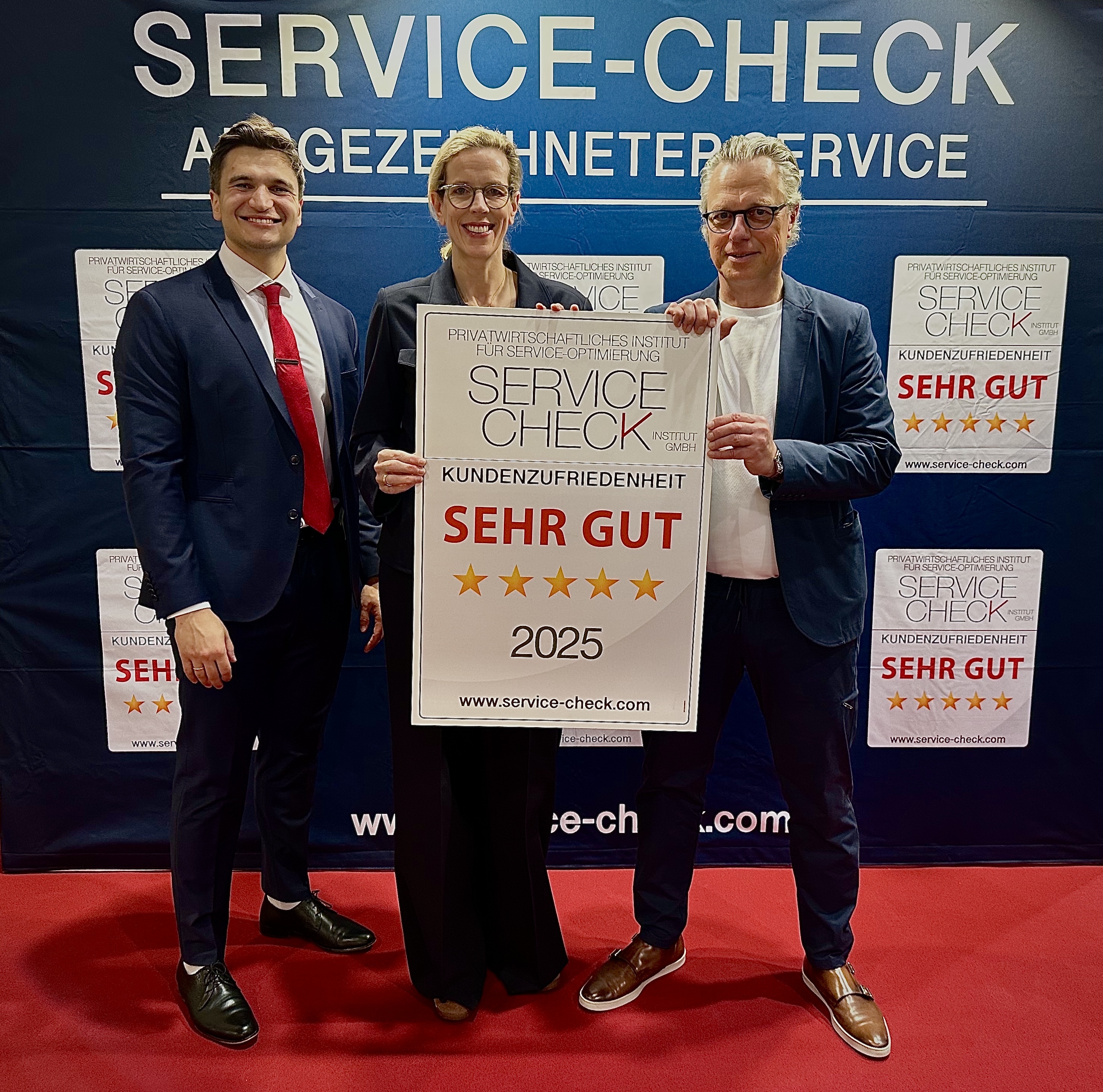 Service-Check Auszeichnung von Möbel Hensel auf der EMMK 2025 in Leipzig (Personen von l.n.r.: Pablo C. Gräfrath - Institut SERVICE-CHECK, Nina Hamann-Hensel - Möbel Hensel, Michael Kortwinkel - Möbel Hensel)