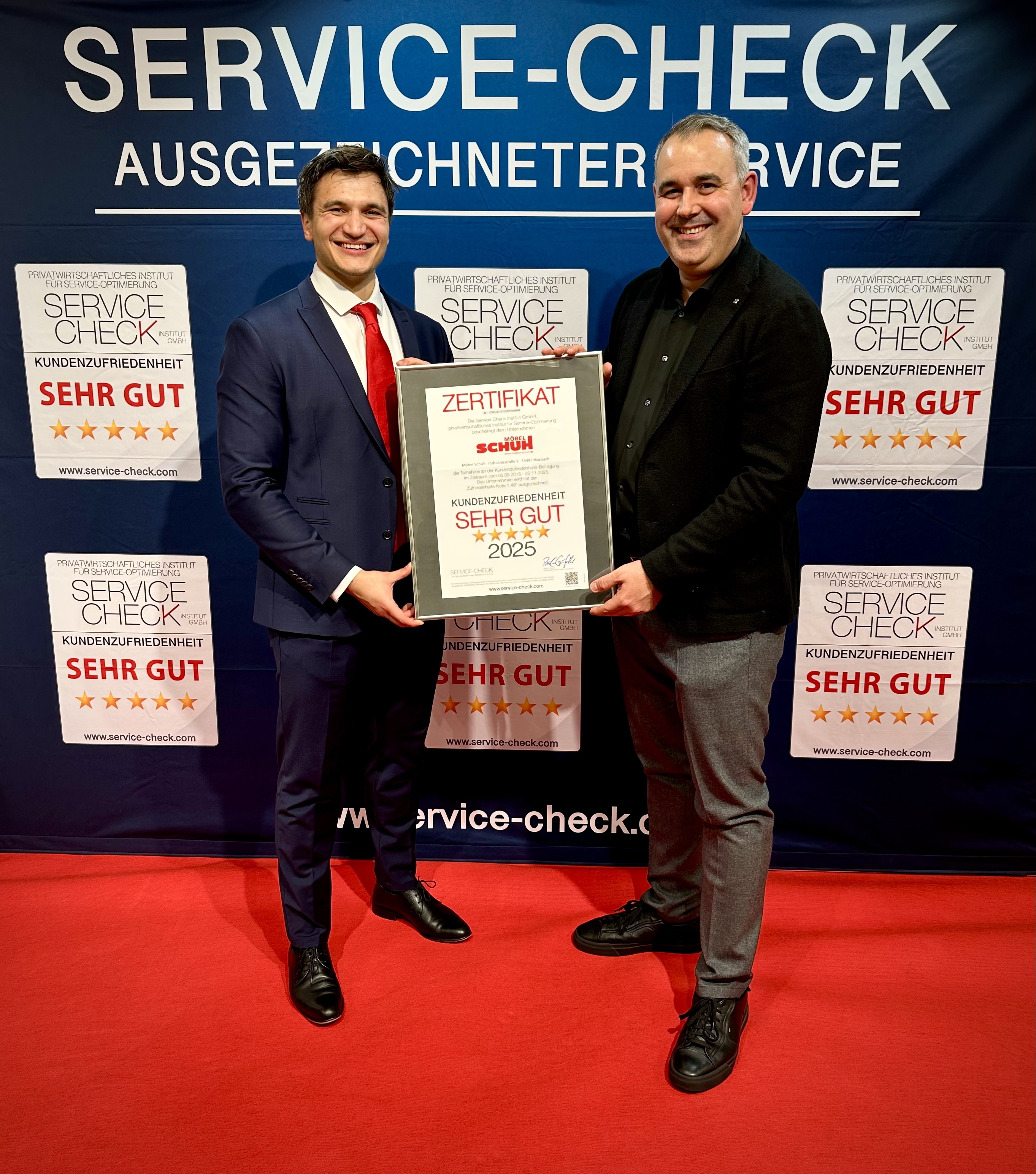 Feierliche Auszeichnung von Möbel Schuh mit dem Service-Check Siegel 2025  (Personen von l.n.r.: Pablo C. Gräfrath - Institut SERVICE-CHECK, Mirko Schuh - Möbel Schuh))