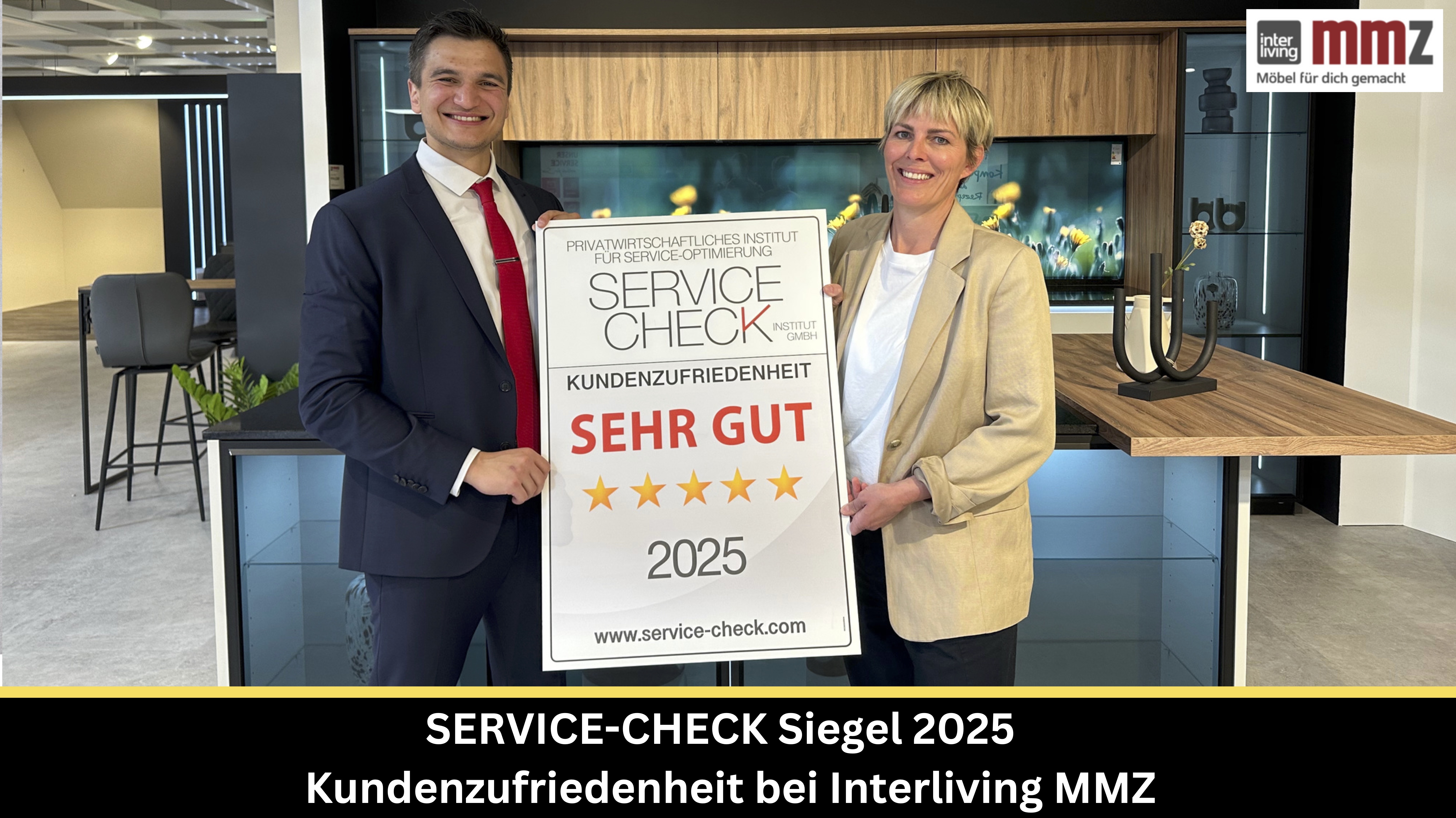 Feierliche Auszeichnung von Interliving MMZ mit dem Service-Check Siegel 2025  (Personen von l.n.r.: Pablo C. Gräfrath - Institut SERVICE-CHECK, Melanie Rocksien-Riad - Interliving MMZ))