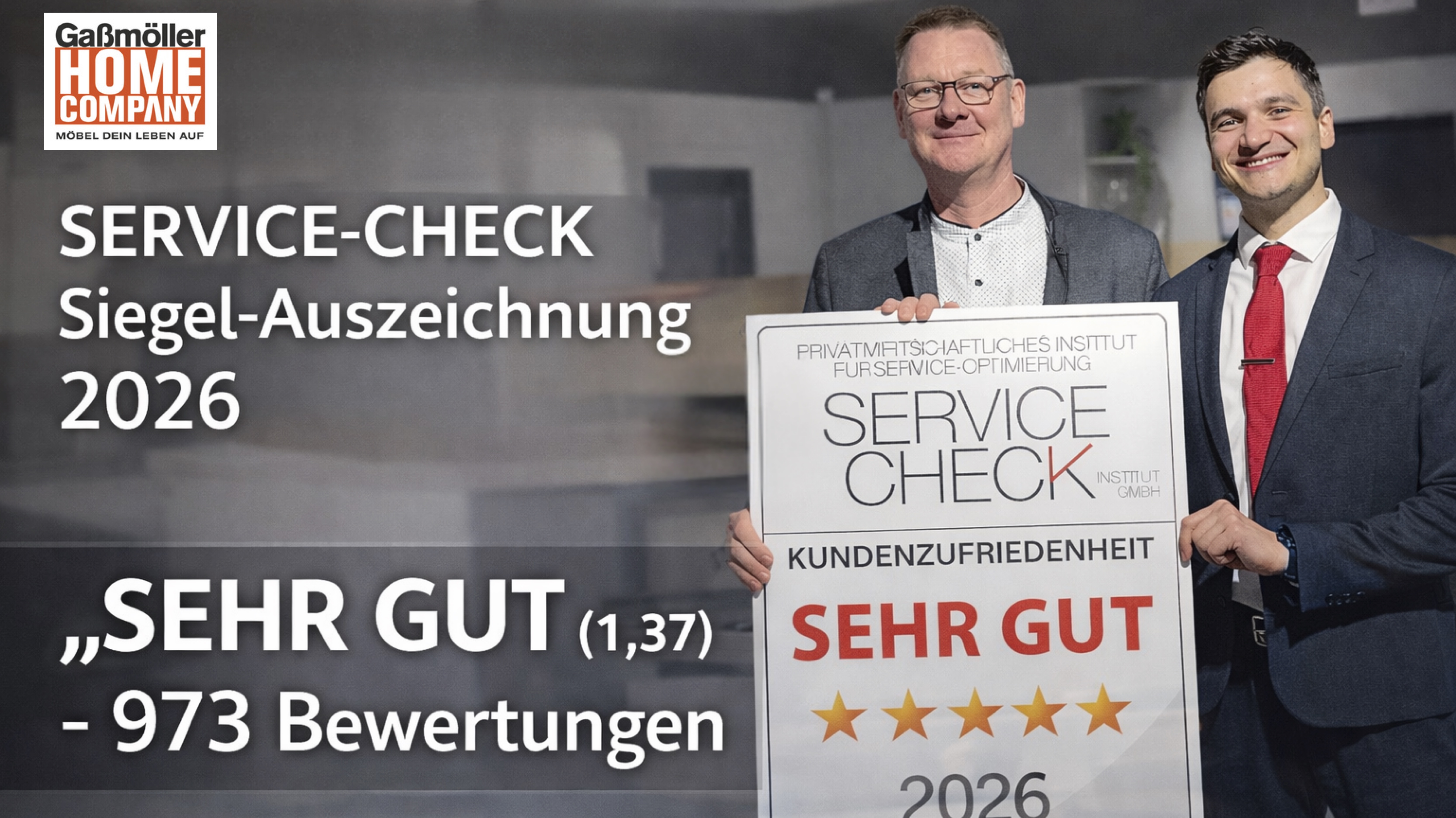 Schnappschuss der Übergabe des SERVICE-CHECK Siegel an Gaßmöller Home Company (Personen von l.n.r.: Heinz Gaßmöller - Gaßmöller Home Company, Pablo C. Gräfrath - Institut SERVICE-CHECK)