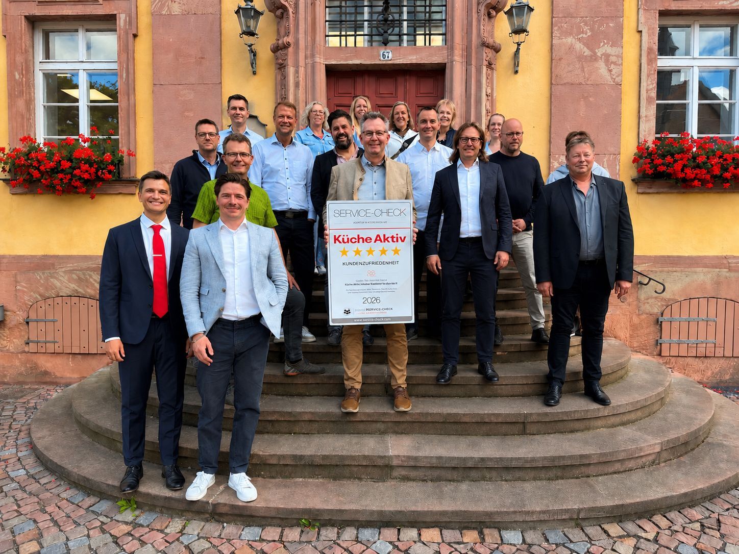 Gruppenbild der Küche Aktiv-Gemeinschaft - Gemeinsam für noch mehr Kundenzufriedenheit. Die ersten Ergebnisse der laufenden Kundenbefragung wurden gemeinsam analysiert und diskutiert.