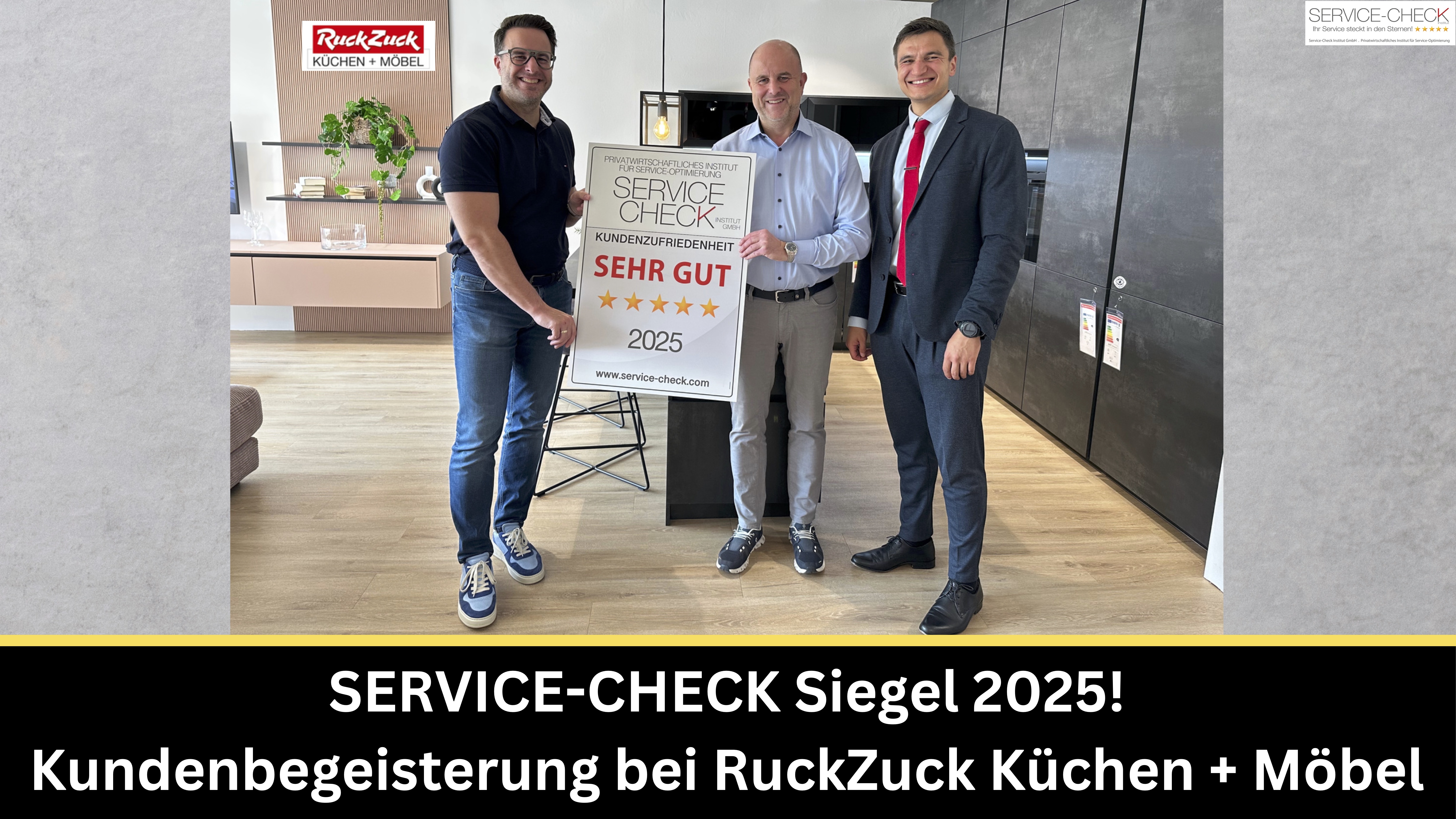 Service-Check Auszeichnung bei RuckZuck Küchen + Möbel 2025 (Personen von l.n.r.: Michael Wendlinger - RuckZuck Küchen + Möbel, Thomas Wendlinger - RuckZuck Küchen + Möbel, Pablo C. Gräfrath - Institut SERVICE-CHECK)
