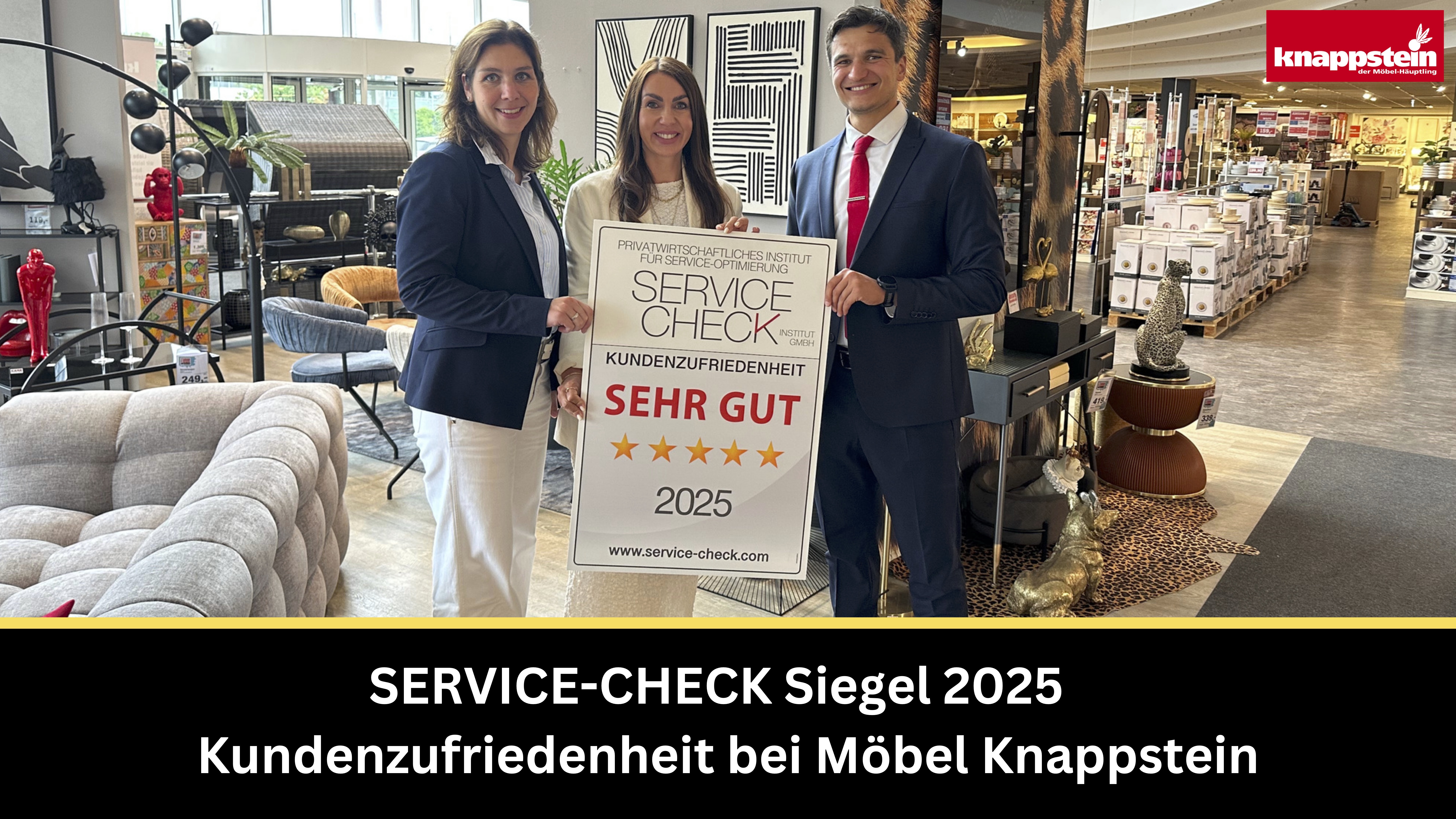 Service-Check Auszeichnung bei Möbel Knappstein (Personen von l.n.r.: Gesine Knappstein - Möbel Knappstein, Meike Knappstein - Möbel Knappstein, Pablo C. Gräfrath - Institut SERVICE-CHECK)
