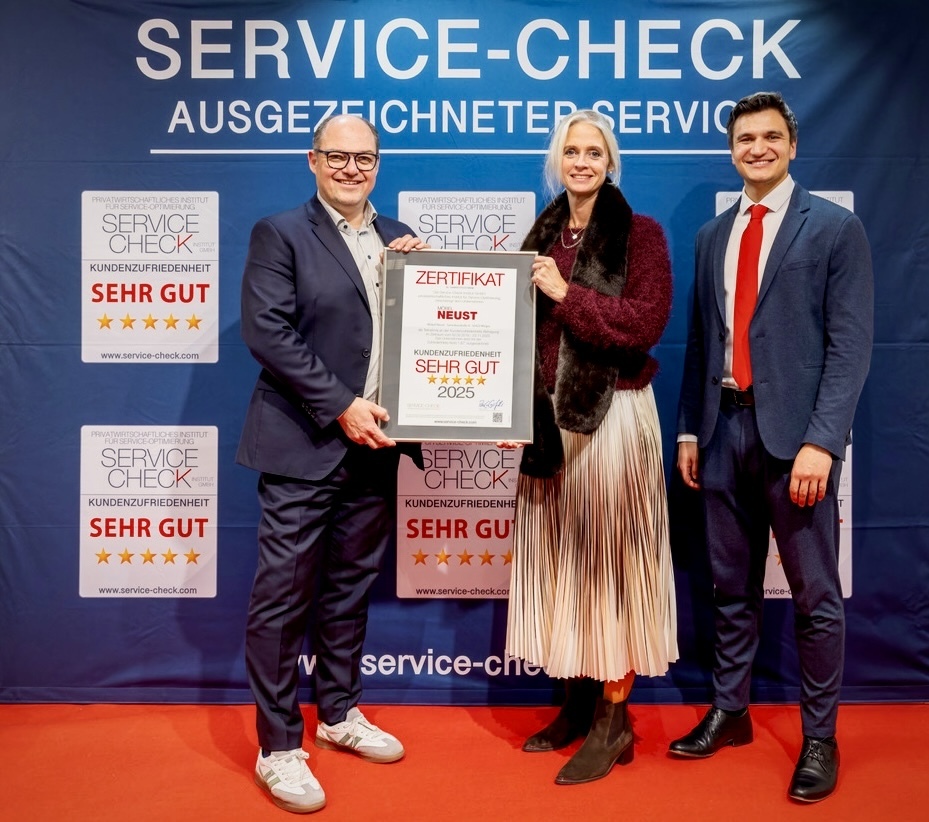 Feierliche Auszeichnung von Möbel Neust mit dem Service-Check Siegel 2025  (Personen von l.n.r.: Patrick Neust - Möbel Neust, Eva Neust-Haßenpflug - Möbel Neust, Pablo C. Gräfrath - Institut SERVICE-CHECK)
