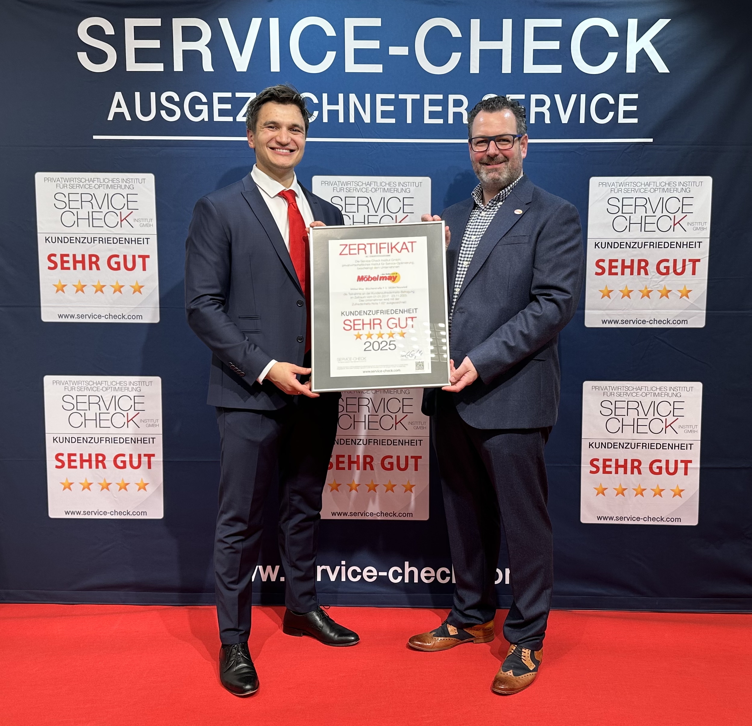 Feierliche Auszeichnung von Möbel May mit dem SERVICE-CHECK Siegel 2025  (Personen von l.n.r.: Pablo C. Gräfrath - Institut SERVICE-CHECK, Christian May - Möbel May))